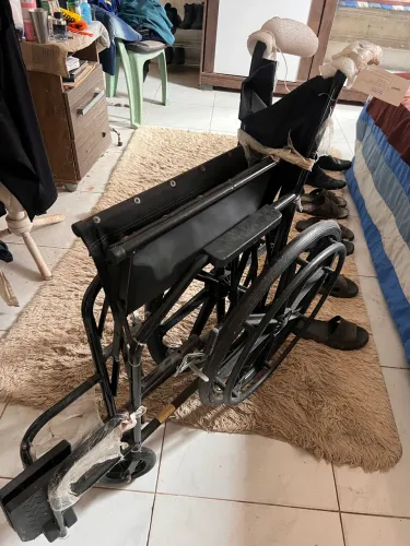 Vendo essa cadeira de roda nova