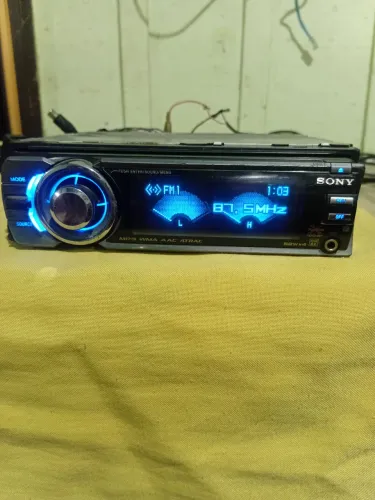 Vendo este sony esta funcionando mas nao le cd ,radio USB e auxiliar ok como esta nas foto