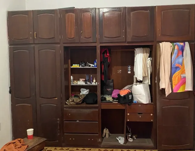 Guarda roupa de madeira 