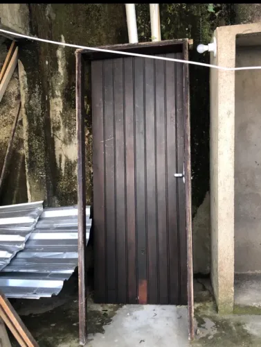 Porta de madeira maciça com batente fechadura e chave