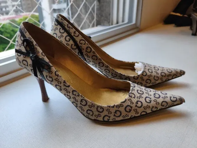 Sapato de salto alto Guess