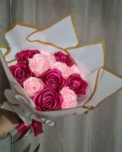 Buque rosas cetim 