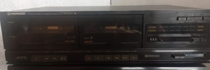 Tape deck duplo estéreo da marca Pioneer, modelo CT-W300