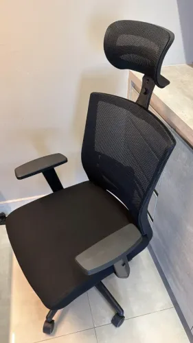 Cadeira Presidente Ergonômica Preta com Encosto de Cabeça