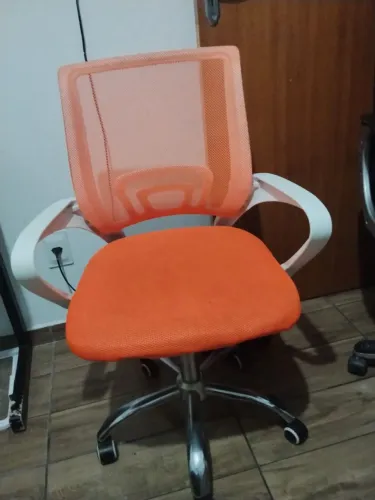Cadeira giratória com regulagem de altura 