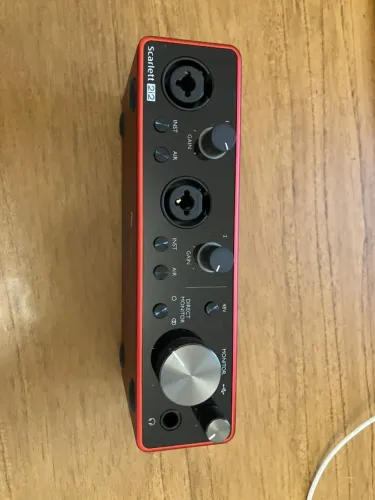 Interface de Áudio Focusrite Scarlett 2i2 3ª Geração (USB-C)