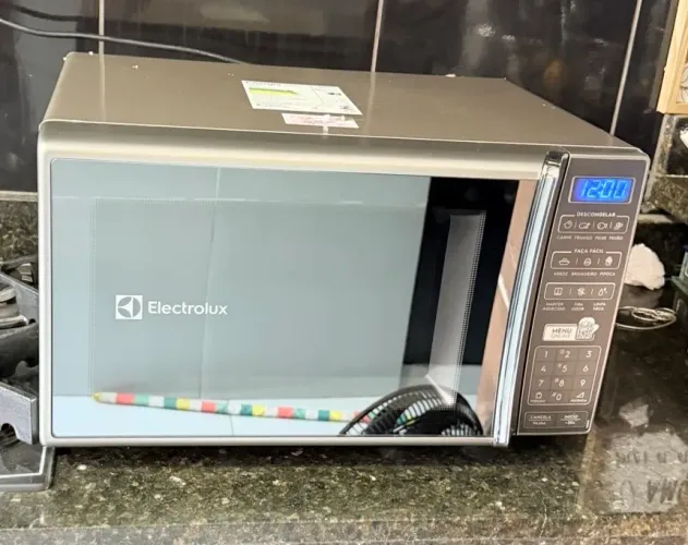 Micro-ondas Electrolux zero sem uso 27 litros inox com frente espelhada 