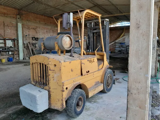 Empilhadeira 2 toneladas gás Yale