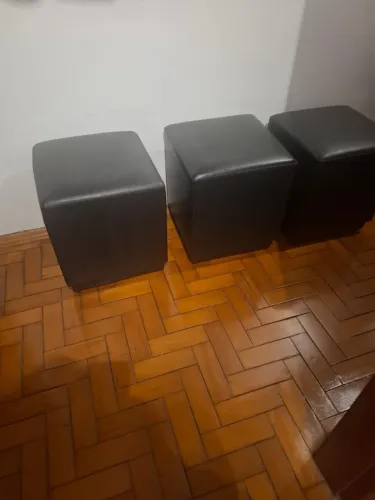 Três puffs de curvim preto