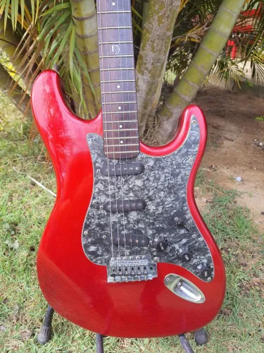 Guitarra Dolphin by Mendes vermelha metálica com tarrachas coreanas top+alavanca.