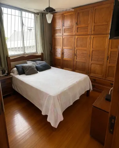 Cama de casal de madeira maciça com colchão semi novo
