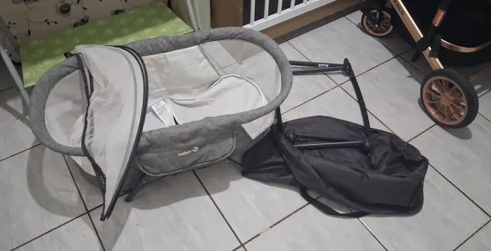 Berço Moisés vem com colchão.