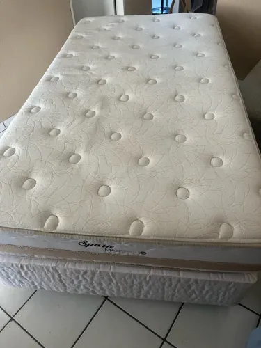 Vende-se CAMA Solteirão Bem Conservada
