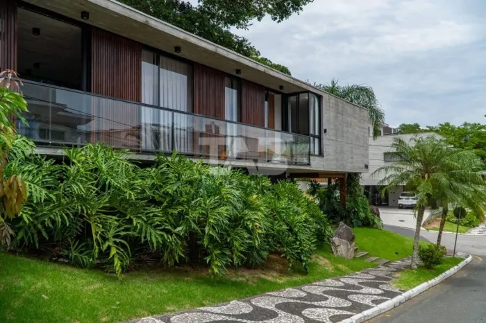 Casa à Venda em Condomínio com 4 Suítes e Lazer Completo