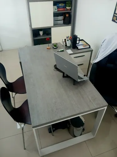 Mesa de escritório em L com prateleiras e gavetas