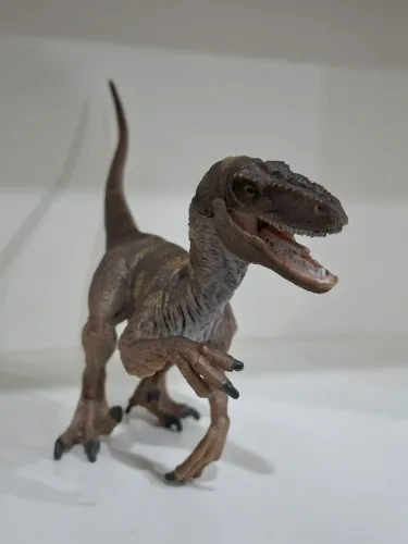 Velociraptor miniatura realista