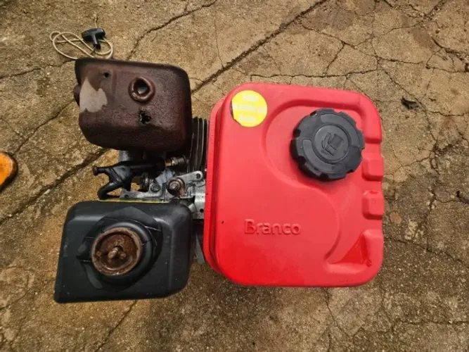 Motor branco 6,5 a gasolina.  Valor 750,00 reais