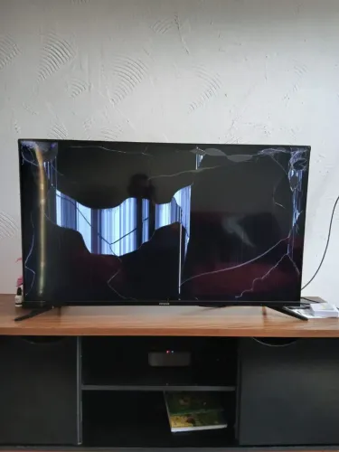 TV SMART AIWA  43 POLEGADA  COM NOTA  - TELA QUEBRADA O RESTO OK 