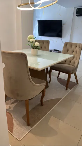 Conjunto mesa jantar madeira e cadeiras luxo madeira.