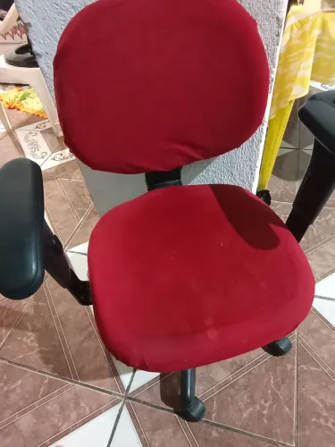 Vendo cadeira de escritório vermelha em bom estado