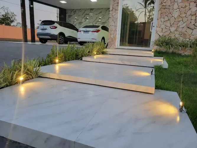 Alugo belissima casa no condomínio Alphaville com 3 suítes com closet e piscina com cascat