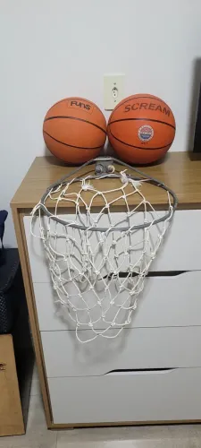 Duas bolas de basquete e aro