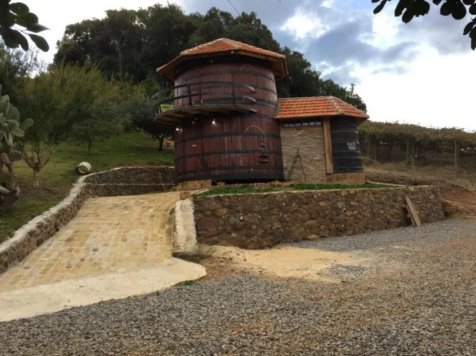 Vendo ou troco pipa de vinho centenária.