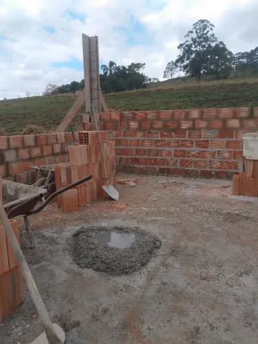 Pedreiro profissional disponível oferece seus serviços 