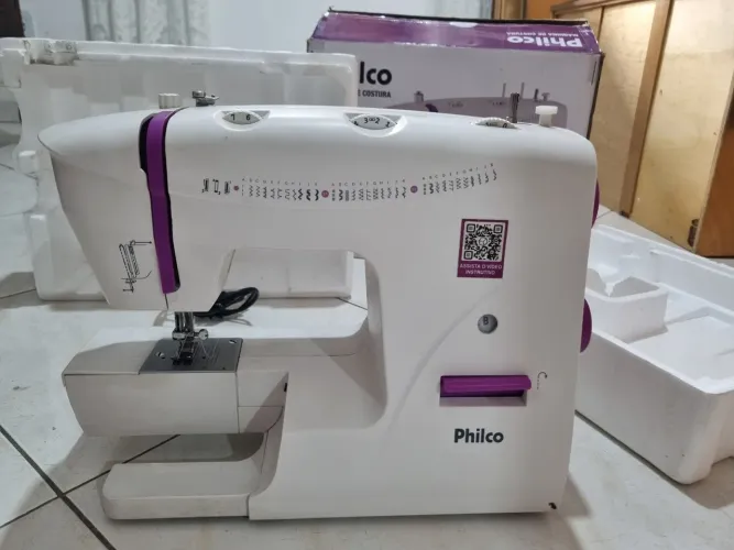 Vendo máquina de costura doméstica pouco usada. Motivo ganhei outra.