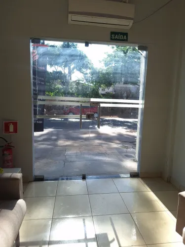 Procuro alguém para dividir esse ponto comercial 