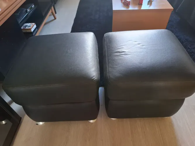 Vendo dois puff's de corino pretos, para sala ou quarto. Preço muito bom!
