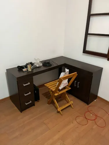 Escrivaninha em L e Estante de livros