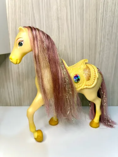Cavalo Disney Princess da Bela com Sela - Usado com Avarias