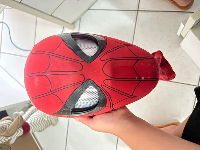 Máscara homem aranha eletrônico