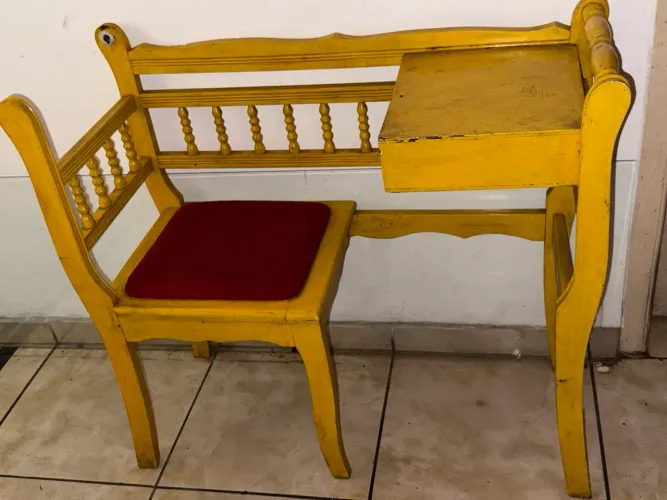 Mesa antiga de telefone 