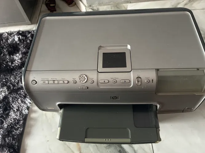 Impressora HP PHOTOSMART 8250  COM DEFEITO ( sem o cabo de alimentação)