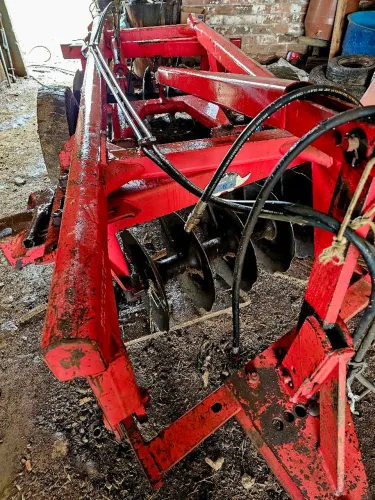 Grade aradora de 14 discos marca tatu