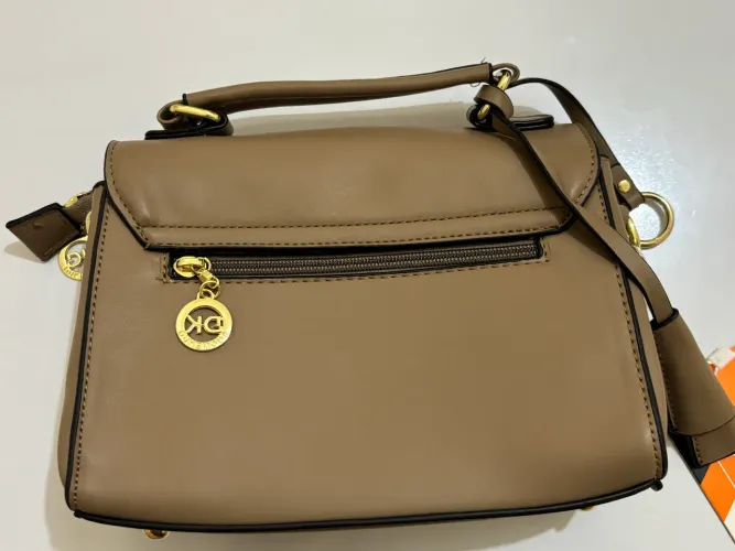 Bolsa neutra, versátil e nova