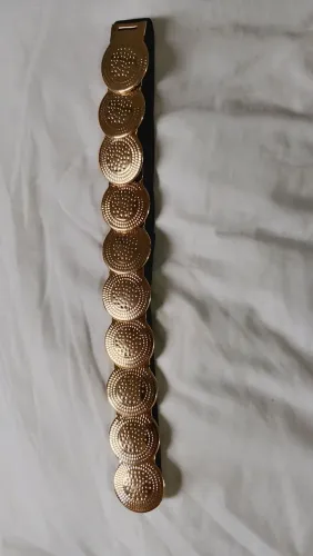 Cinto de elástico com detalhes Dourado.