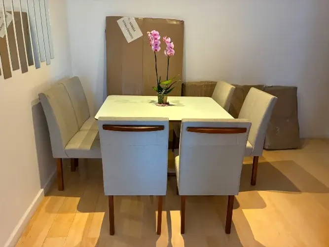 Mesa de jantar retangular com 6 cadeiras