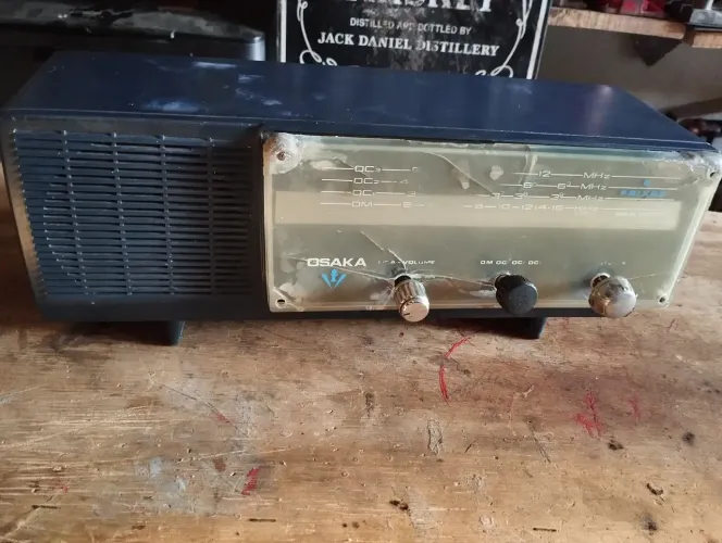 Rádio antigo de mesa Osaka, funcionando.