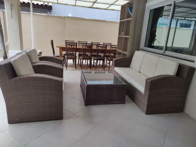 Conjunto de Sofá em fibra sintética 3 lugares e 2 poltronas + mesa de centro com vidro 
