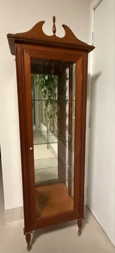 Cristaleira de Madeira Maciça - Elegância, Charme e Sofisticação!