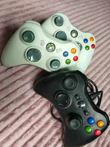 03 controles Xbox 360 por 179,99 ou a apartir de 49,99 cada
