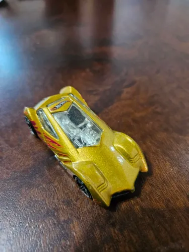 Carrinho Hot Wheels Sinastra dourado