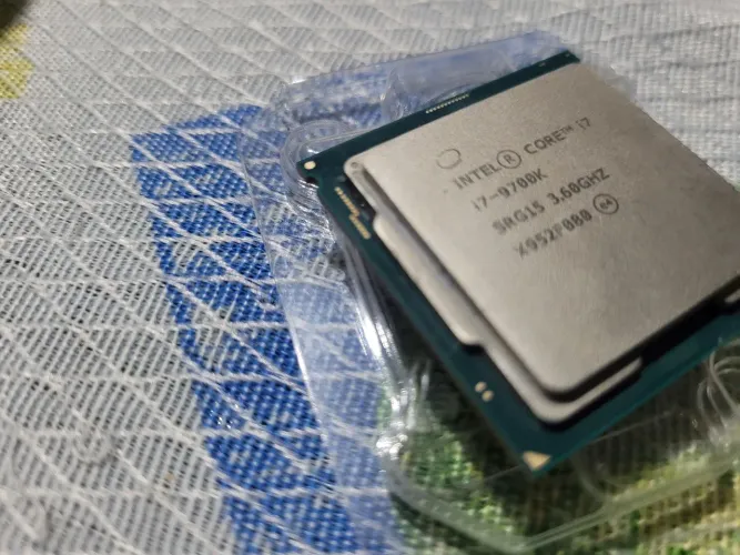 Processador I7 9700K ótimo estado s/ Caixa