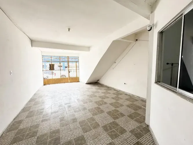 Casa de 2 pavimentos na Pedro Miranda para moradia ou comercio - Pedreira