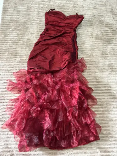Vestido de festa cor de vinho