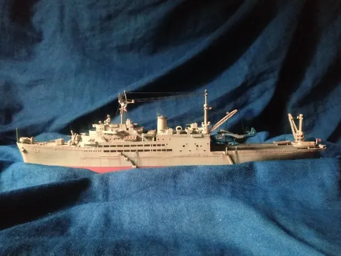 MINIATURA REVELL USS PINE ISLAND AV-12 KIT MONTADO ESCALA 1/426