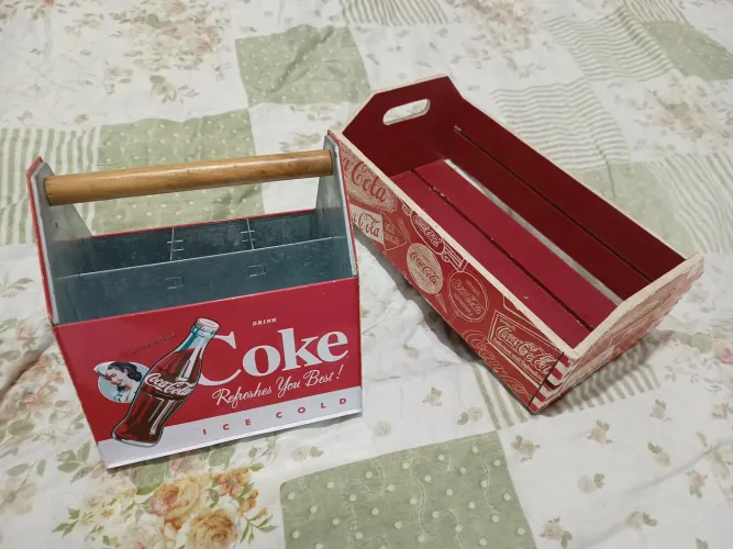 Duas caixas porta talheres decorativas da coca'cola